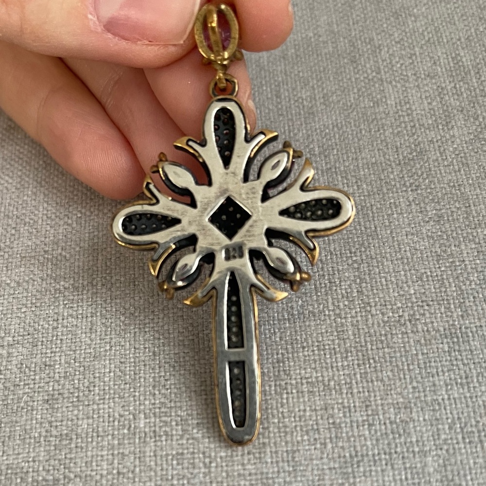 Stunning Silver Cross - Picture 3 of 4